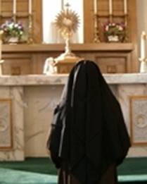 freira a rezar